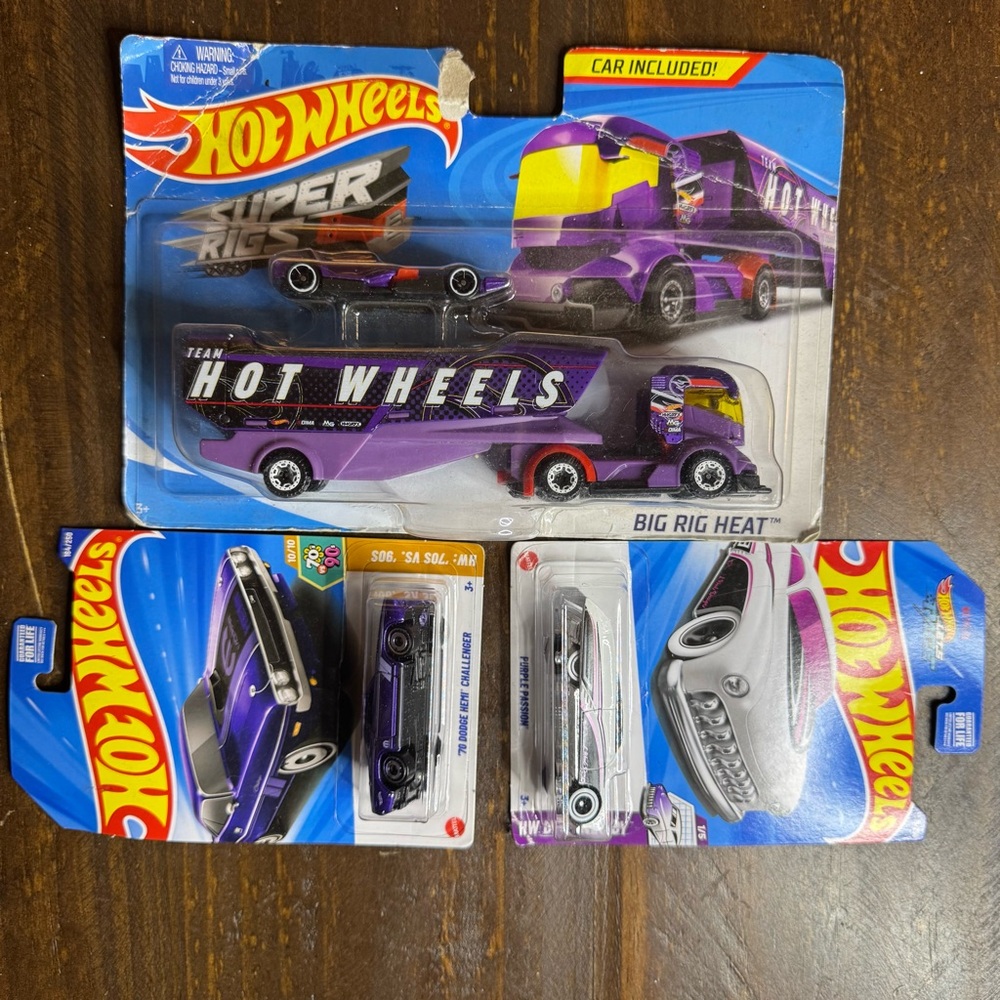 Hot Wheels Team Big Rig Heat Toy Set
70 Dodge Hemi Challenger, & Purple Passion